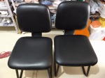 Par de cadeiras para escritório na cor preta