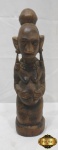 Enfeite de totem africano em madeira. Medindo 26,5cm de altura. Com pequenas rachaduras.