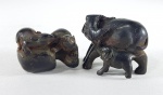 Dois netzukes orientais esculpidos: Dois ratinhos com 4 cm e Elefante e filhote com 5 cm, Material não identificado.