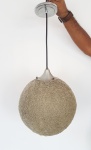 Anos 70 - Luminária no formato de esfera em ninho de fibra de vidro