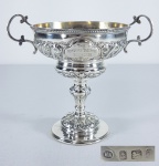Taça em prata inglesa contrastada, rico cinzelado. Datada em reserva 1948. Med. 13 x 10 cm.