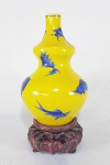 DINASTIA QING - Vaso double gourd em porcelana chinesa azul e branco sobre fundo amarelo decorado com carpas e peixes ao gosto Hongzhi e CHENGHUA. Dinastia Qing (1644-1912), séc.XIX.  Altura 18 cm e com a base: 23 cm. peça para coleção. VIDE OUTROS EXEMPLARES: https://www.carters.com.au/index.cfm/item/359398-a-chinese-double-gourd-vase-bearing-chenghua-mark-1465-1487-the/   e veja também: