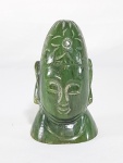 Escultura de pequeno busto de Buda em jade espinafre. Altura 8 cm.