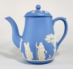 WEEDWOOD - Bule para chá em biscuit na tonalidade azul e branco, com camafeus em relevo com repres. cenas clássicas. Peça monogramada, datada 1956, numerada e marcada. Med. 18 x 18 cm