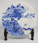 Antigo prato em porcelana chinesa azul e branco, decorado com as montanhas sagradas, lago e pagodes. Sem marca, Séc.XIX. Med. 24.5 cm