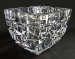 ADRIA ROGASKA - Excepcional vaso aberto em grosso e pesado cristal assinado, lapidado a mão. Altíssimo brilho. Design moderno e muito elegante. Med. 16 x 13 x 13 cm. Preço médio 600 a 700 reais. VER LINK -------------------> https://www.lclhome.com.br/vaso-de-cristal-adria-rogaska-transparente-25-cm