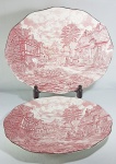 WEDGWOOD  - 2 Grandes travessas inglesas decoradas com cenas típicas com paisagens e personagens na cor rosa. Med. 40 x 32 e 36 x 28 cm.