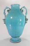 MAJOLICA MONTELUPO - TOSCANA - ITÁLIA, séc.XVII/XVIII - Exuberante urna em pesada cerâmica vitrificada na cor azul turquesa, alças em movimento serpentino e cabeças de leão ladeando. Med. 46 x 35 cm  (Cor com influência dos esmaltes persas azuis monocromáticos) CONHEÇA MAIS ----> https://www.visittuscany.com/en/crafts/montelupos-majolica-the-history/    VALORES ----> https://www.artistica.com/collections/majolica-montelupo/products/majolica-montelupo-xvi-century-urn-9384-maj