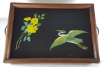 ANOS 50 - Bandeja em vidro pintado com pássaro e flores, armação em madeira e alças em bronze, marcas do tempo. Med. 50 x 33 cm