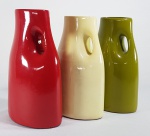 Conjunto com 3 vasos em cerâmica esmaltada ao gosto italiano. Med. 20 cm