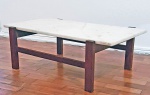 Anos 60 - Mesa de centro em madeira de lei e mármore branco. Med. 90 x 52 x 30 cm