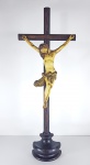 ARTE SACRA - Antigo crucifixo em madeira, cristo em policromia, Portugal, Séc.XIX. Altura 72 cm.