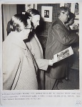 Fotografia original  de 1959 em Roma - Exposição de Hansen Bahia na Galeria Torcoliere,  da esquerda para direita: Gerald Metsch (curador da exposição), Embaixador Alemão em Roma e o Adido Cultural Dr. Sattler.