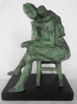 Franco de Renzis - Excepcional escultura em bronze patinado - "Maternidade", medindo: 33 cm x 27 cm x 17 cm. Obra de excelente e difícil fundição, conseguindo passar todo o "movimento e expressões".