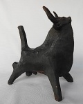 Sakai de Embú - Escultura em argila queimada "Touro" (peça que ficou como marca do artista), medindo: 29 cm de altura x 27 cm. Peça assinada e com pequeno restauro no chifre.