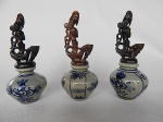 3 Interessantes Peças Africana em porcelana com tampa em madeira nobre esculpida, representando "guerreiros", medindo: 16 cm de altura cada peça.