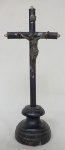 Antigo Crucifixo de mesa esculpido em madeira com cristo em metal, 22 cm de altura.