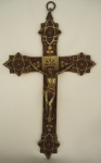 Crucifixo de parede em bronze, medindo: 30 cm de altura.