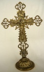 Diferente e bem elaborado crucifixo em bronze de mesa, medindo: 33 cm de altura.