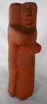 BAÉ - Escultura em argila - "Casal Dançando", medindo 36 cm de altura. Peça assinada.