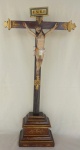 Excepcional Arte Sacra - Crucifixo em jacarandá, com Cristo esculpido em madeira com policromia, século XVII / XVIII. Base escalonada com policromia em ouro.Tamanho: 77,5 cm de altura. Peça de coleção.