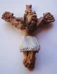 Excepcional peça modelada em barro, "crucifixo,  medindo: 24 cm de altura x 20 cm. Traços marcantes do rosto. Peça sem identificação do artesão.