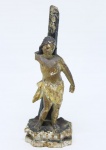 SÃO SEBASTIÃO - Imagem esculpida em madeira com resquícios de policromia, Brasil - Séc. XVIII. Alt. 15 cm. Faltando um braço.