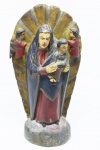 ARTE POPULAR - Grupo sacro esculpido em madeira policromada representando Nossa Senhora com Menino Jesus e Anjos, Brasil. Alt: 20,5 cm.