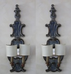 Par de apliques para duas luzes em madeira patinada, Barroco Mineiro - Século XVIII. Peças adaptadas para eletricidade. Medidas 74 X 23 cm.