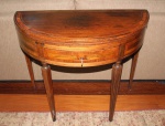 Antiga mesa de jogo reversível para console, em madeira marchetada, no estilo georgiano. Tampo circular, pernas retas, saia com uma gaveta. Medidas: 71 X 89 X 43 cm e 71  X 87 cm.