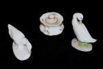 Três peças sendo ganso em porcelana da Bavaria - Rosenthal, ganso em porcelana húngara e uma caixa em porcelana alemã de Meissen (tampa restaurada). Alt.: 10 cm.