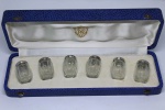 ORFEVRERIE APOLLO - Conjunto de seis saleiros em cristal facetado e prata francesa contrastada - Acondicionado em estojo original.