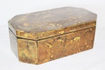 Grande caixa para guardados em madeira com rico trabalho em lâminas de coco. Bordas facetadas. Medidas: 13 X 35 X 20 cm.