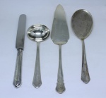Quatro talheres para servir em prata alemão contrastada 800 ml sendo faca, concha e duas espátulas. Peso: 310 g.