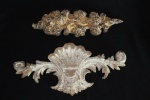 Duas antigas talhas em madeira patinada no formato de Florão e Concha com folhas de acanto. Medidas: 36 X 12 cm e 40 X 18 cm.