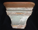 Peanha em madeira patinada, base pedestal. Medidas: 37 X 49 X 19 cm.