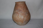 Antigo Vaso em barro cozido, corpo bojudo. Alt.: 39 cm.