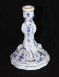 Castiçal em porcelana alemã de Meissen azul e branco, corpo do feitio de ramos. Alt: 18 cm.