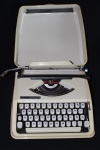 Máquina de escrever marca Hermes Rochet.