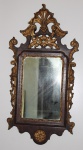 Espelho em madeira entalhada e patinada, no estilo D José. Parte superior encimada com plumas e folhagens. Medidas:  75 X 37 cm.