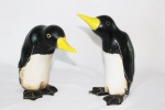 COLECIONISMO. Par de esculturas entalhadas em madeira representando "Pinguins". Alts.:26cm e 23cm.