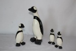 Cinco esculturas em porcelana chinesa, manufatura "Global Views", representando "Família de Pinguim". Alt. do maior: 34cm.