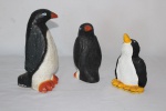 Três esculturas em pápel marchê, representando "Pinguins". Alt. do maior: 22cm.