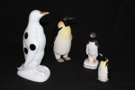 Quatro esculturas em porcelana de diversas manufaturas representando "Pinguins", sendo uma saleiro e paliteiro. Alt. da maior: 20cm.