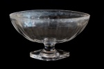 Antiga fruteira canoa com coluna em cristal francês "Baccarat",lapidação dedão. Base losangonal. Alt.: 18cm. Comp: 32cm.