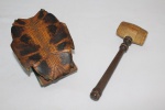 a) Mata borrão em casaco de tartaruga no feitio de sapo. Comp.: 13cm. b) Martelo em madeira com cabeça em osso. Comp.: 18cm.