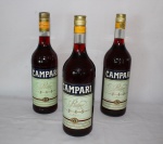 Três garrafas de "Campari".