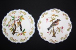 Dois pratos decorativos sendo 1 em cerâmica e outro em porcelana. Bordas onduladas. Diâm.: 25cm e 23,5cm.  (Prato em porcelana com fios de cabelo).