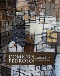 Domicio Pedroso - Variações em torno do tema. O texto crítico é assinado por Fernando Bini, no texto o critico aborda toda a trajetória do artista: de sua juventude, onde começa a se interessar por arte no próprio ambiente de sua casa, pois seu pai já colecionava obras de De Bona, Bakun, Viaro entre outros; sua estada em Paris por 3 anos onde frequentou vários cursos, inclusive sendo o primeiro brasileiro a ingressar na UNESCO; seu trabalho visionário como produtor cultural e sua incessante pesquisa sobre o tema recorrente de suas obras: as favelas. Uma coleção de cerca de 60 fotografias de obras em pintura e serigrafia escolhidas pelo próprio artista, ilustram a diversidade deste tema. Capa dura, Formato: 30x24 cm, ricamente ilustrado, 197 páginas.