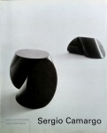 Sergio Camargo - O texto aborda desde os bronzes pós-cubistas da década de 1950 e os relevos de madeira da década de 1960 até o mármore de carrara e as misteriosas peças produzidas com o negro-belga, dos anos 1980. Aliado a reproduções da obra do artista, o ensaio conduz o leitor a uma aventura pelos caminhos do pensamento construtivo - Formato: 28x23cm, ricamente ilustrado, 127 páginas.